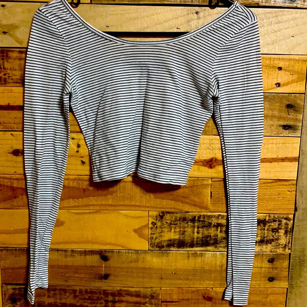 Long sleeve crop top.